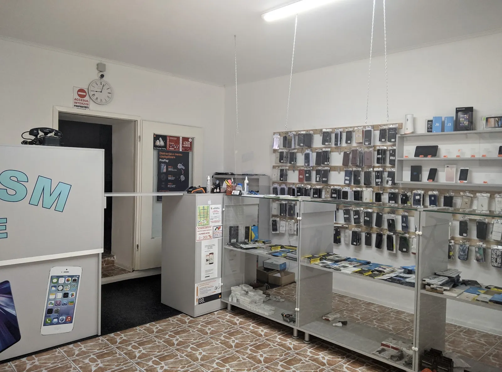 Vitrinele cu accesorii și tejgheaua din atelierul Only GSM