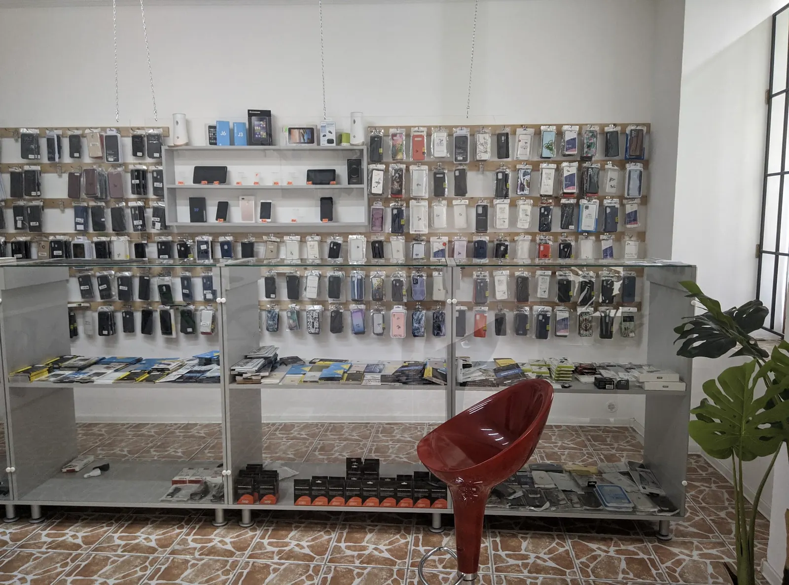 Peretele cu huse, folii și accesorii din magazinul Only GSM